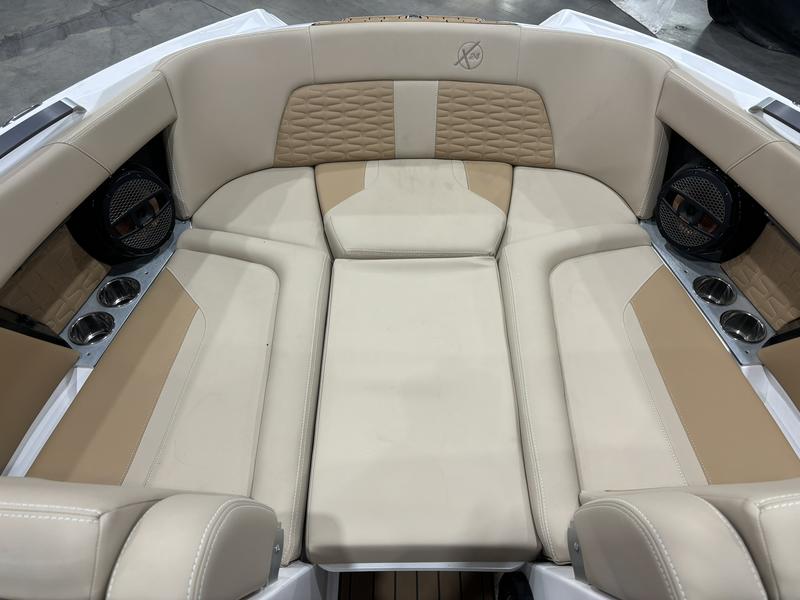 MasterCraft X24 — Caribbean Flake