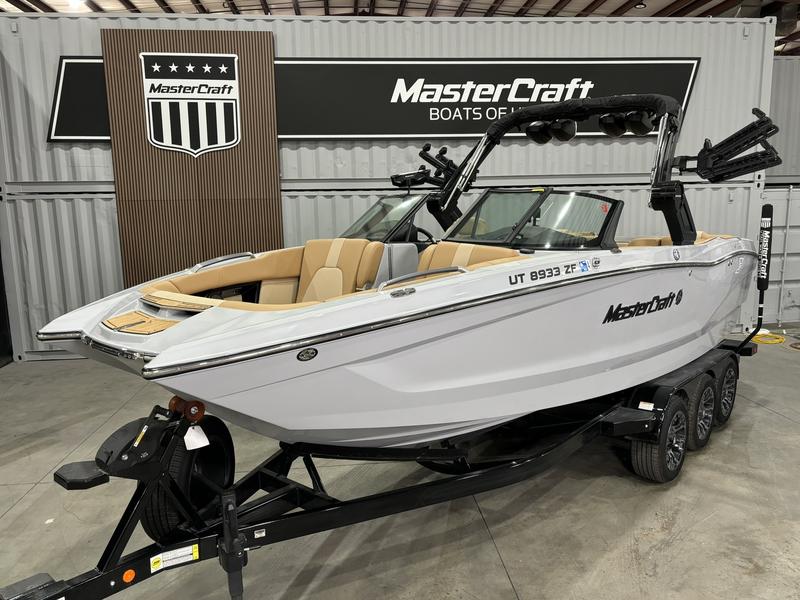 MasterCraft X24 — Onyx & Champagne