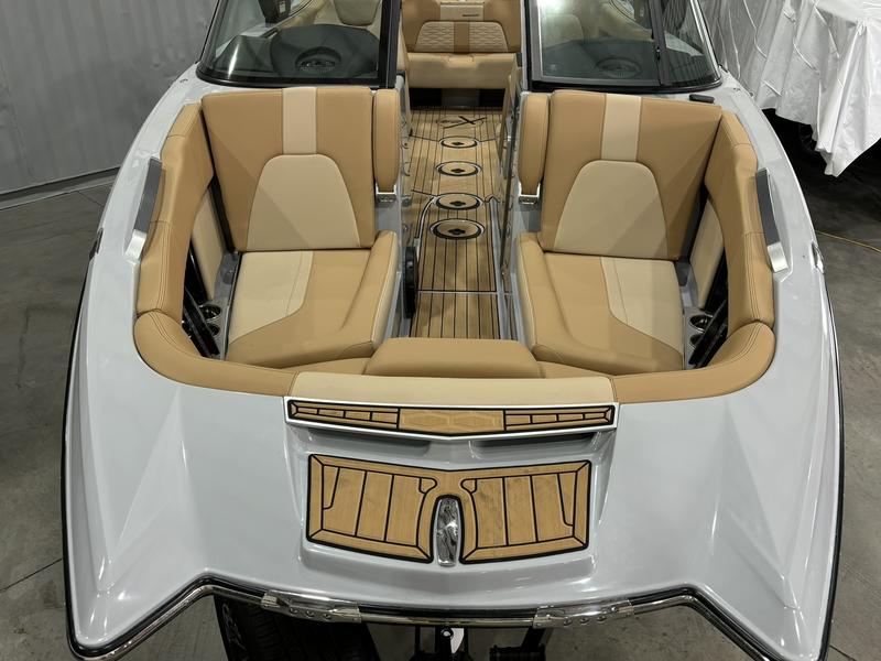 MasterCraft X24 — Onyx & Champagne