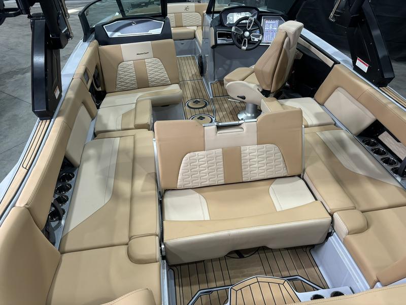 MasterCraft X24 — Onyx & Champagne