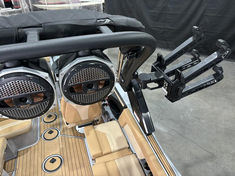 MasterCraft X24 — Onyx & Champagne