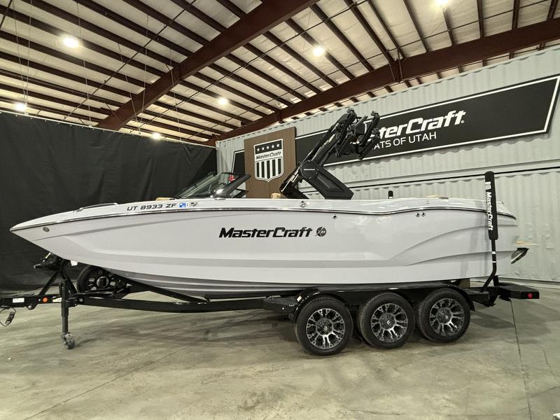 MasterCraft X24 — Onyx & Champagne