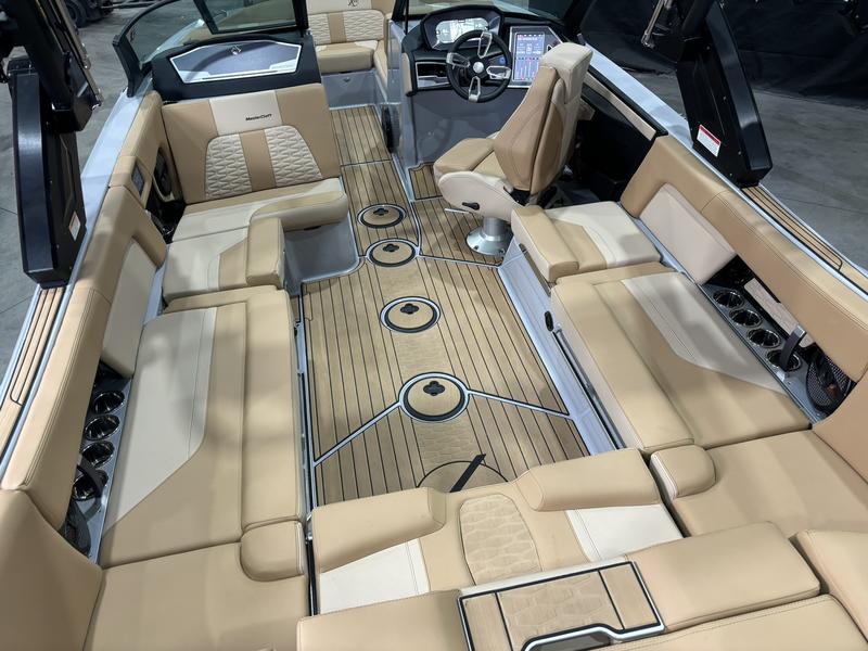 MasterCraft X24 — Onyx & Champagne