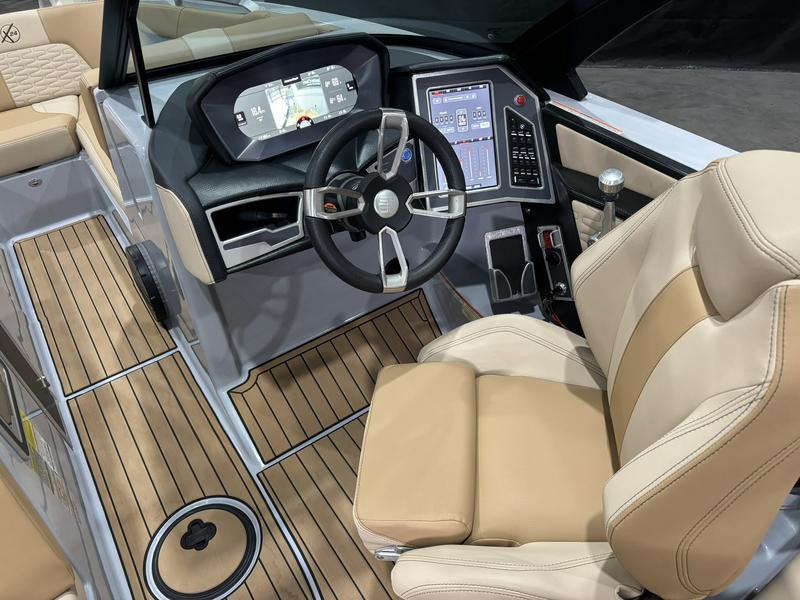 MasterCraft X24 — Onyx & Champagne