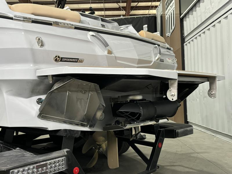 MasterCraft X24 — Onyx & Champagne