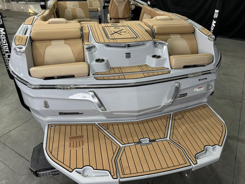 MasterCraft X24 — Onyx & Champagne