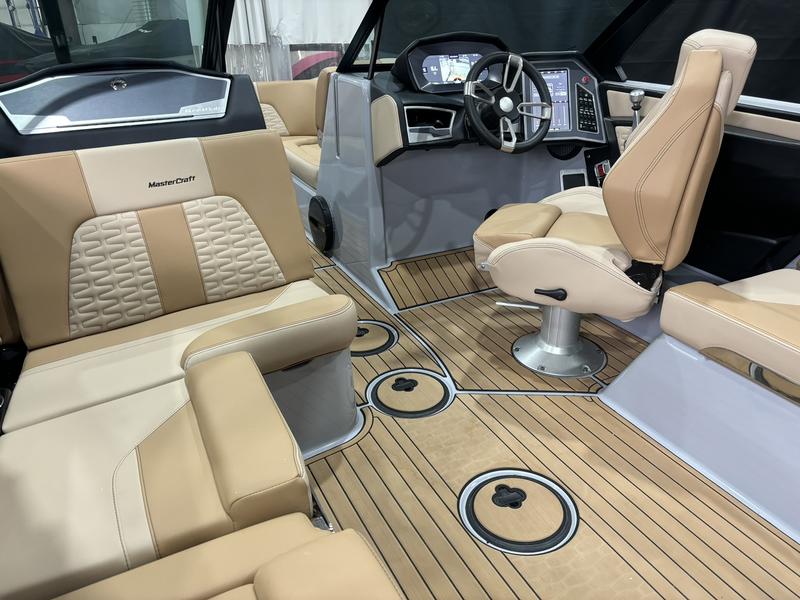 MasterCraft X24 — Onyx & Champagne