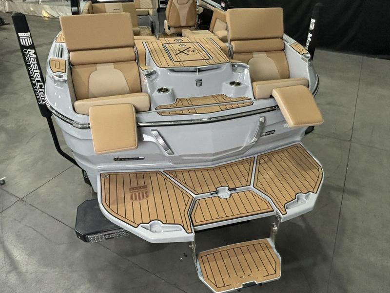MasterCraft X24 — Onyx & Champagne